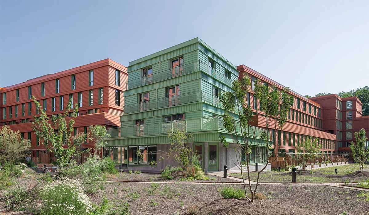 A modern residential building in Rotterdam with sustainable design and the use of recycled materials.