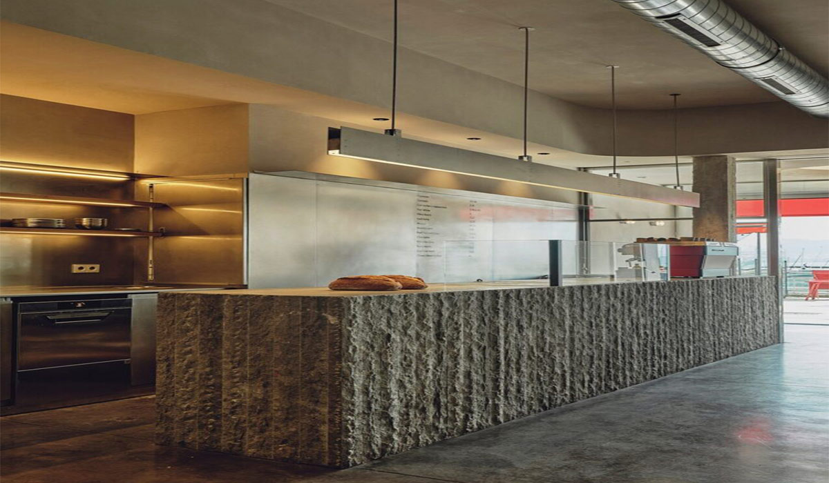 نمای داخلی کافه Atypique در سانتاندر با طراحی منحنی و عناصر آرت‌دکو توسط استودیو زوکو