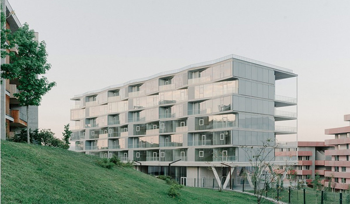 نمای شیشه‌ای و تراس‌های سبز ساختمان مسکونی باغ‌خانه در تفلیس با طراحی مدرن و خطوط منحنی