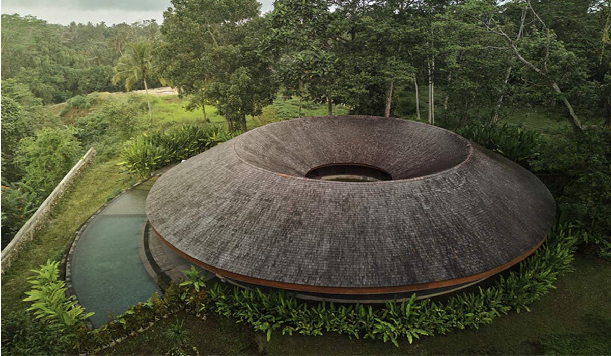 نمای هوایی از ویلای حلقه‌ای الکسیس دورنیر در بالی با حیاط مرکزی و استخر هلالی