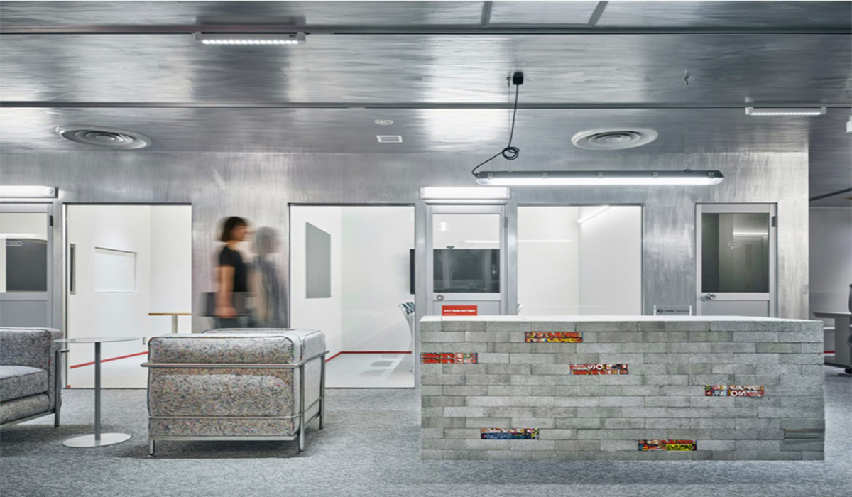 سقف آلومینیومی بازتابنده در استودیوی مانگای Shueisha TOON FACTORY در توکیو